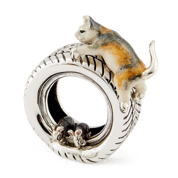 Cat and Mice on a Tyre