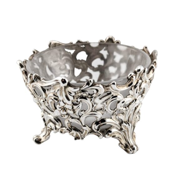 Salt, white glass, 3 legs, flowery ornate - London 1852