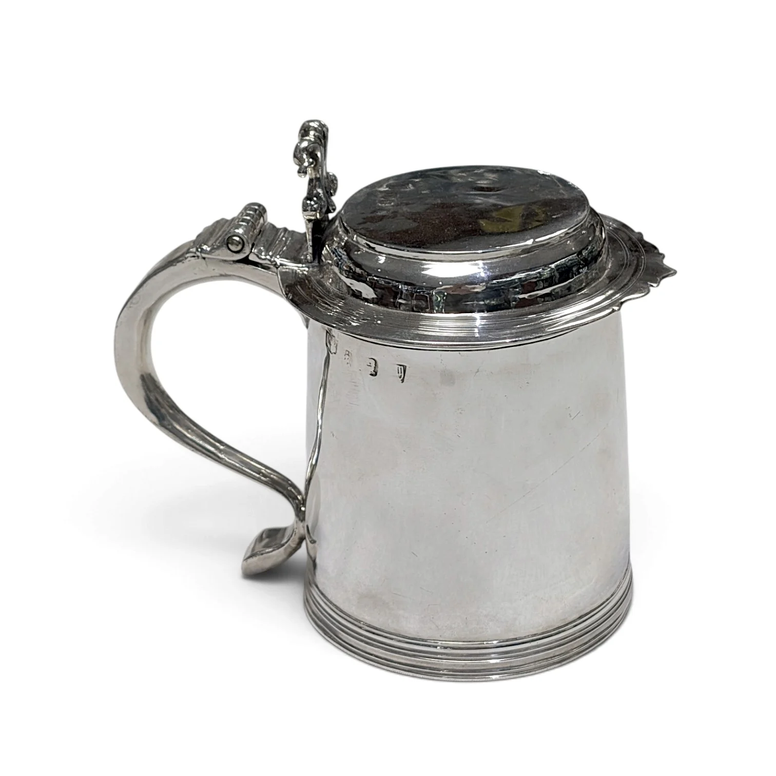 Silver tankard with flat hinged lid, scroll handle and moulded base, London 1707